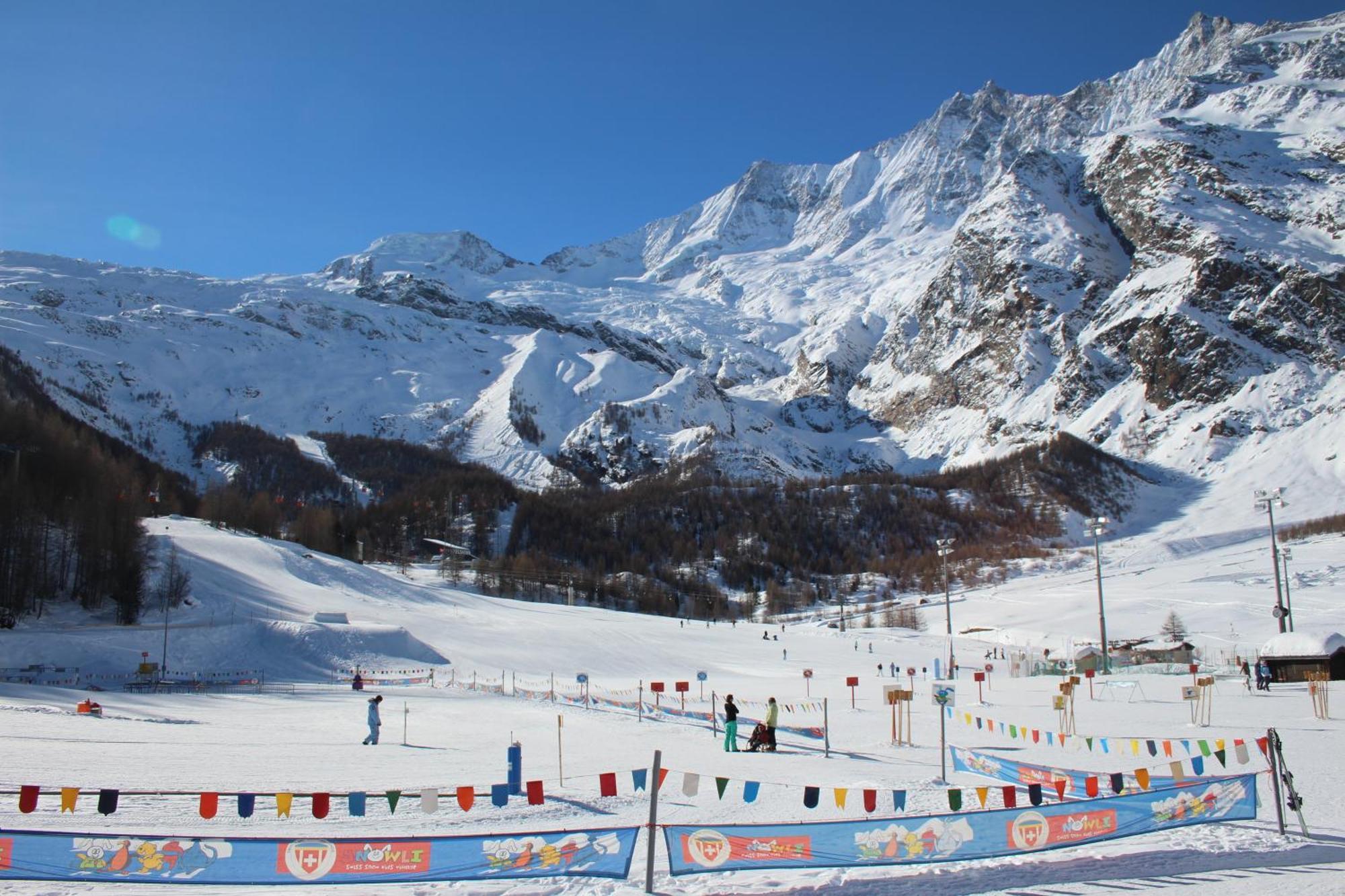 Hotel The Larix Ski-In Ski-Out Saas Fee Rum bild